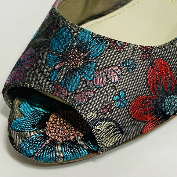 ANNE KLEIN Grey Metallic Cloth Floral Print Peep Toe Sling Back Pumps - Size 6 - Picture 5 of 14